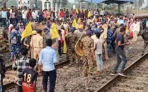 কুড়মি আন্দোলনে রণক্ষেত্র পুরুলিয়ার কোটশিলা স্টেশন, পুলিশের সঙ্গে ধস্তাধস্তি বিক্ষোভকারীদের