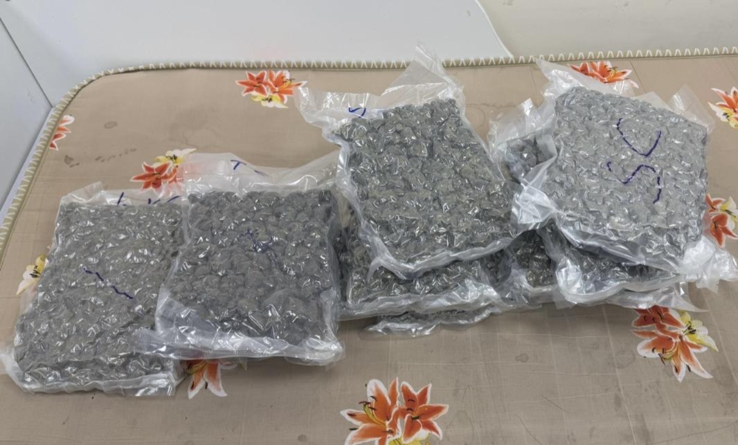 বানচাল মাদক পাচারকারীদের প্ল্যান, হায়দ্রাবাদ বিমানবন্দরে উদ্ধার ১২ কেজি গাঁজা, গ্রেফতার ১ মহিলা