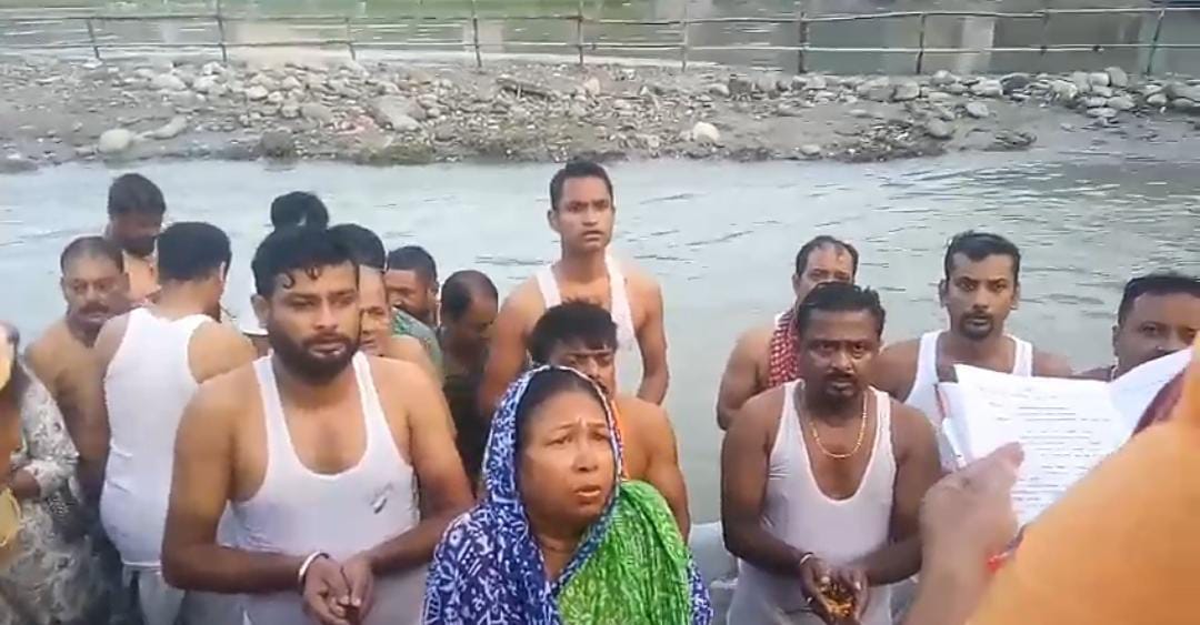 মহানন্দা ঘাটে উপচে পড়েছে মানুষের ভিড় , পিতৃপুরুষের উদ্দেশ্যে তর্পণ শিলিগুড়িবাসীর
