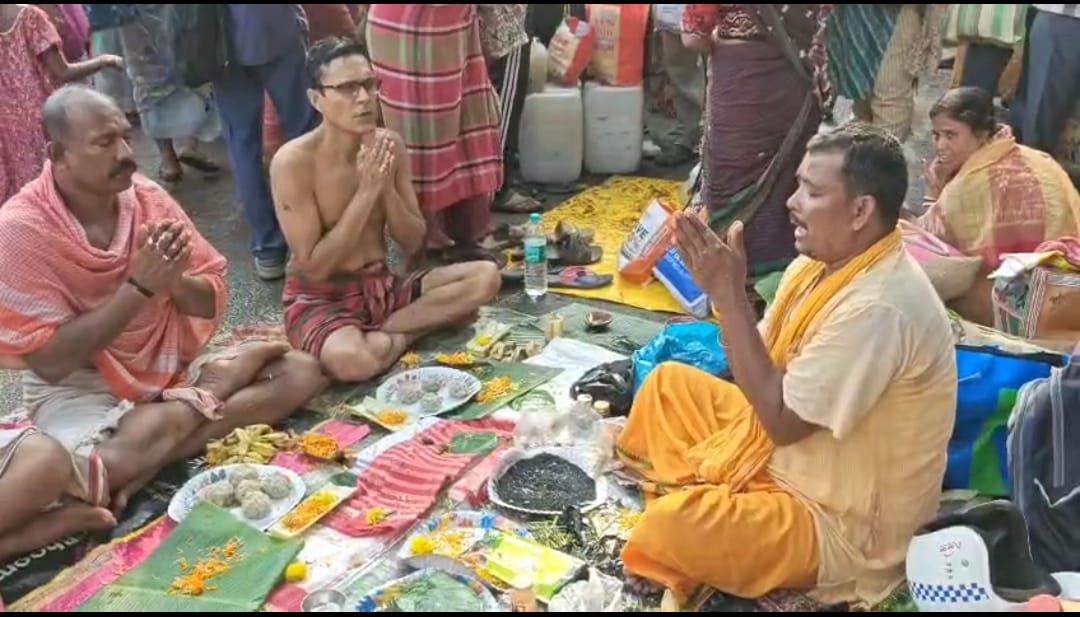 মহালয়া সকালে গঙ্গার ঘাটে তর্পণে ভিড় , নিরাপত্তায় মোতায়েন অতিরিক্ত পুলিশ