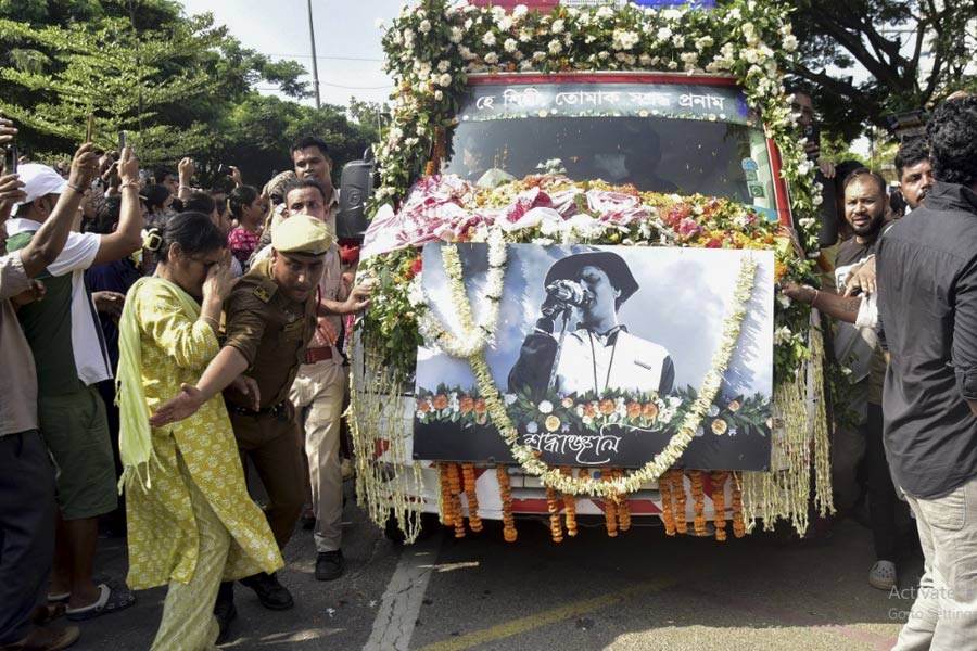 বিশেষভাবে সজ্জিত গাড়ি আঁকড়ে কান্না বৃদ্ধ বাবার , শেষবারের মত ঘরে ফিরলেন প্রয়াত জুবিন
