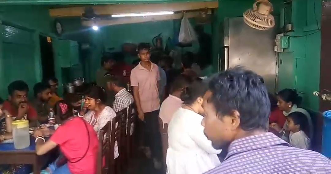 মহালয়ার ভোর থেকে নেতাজি কেবিনে উপচে পড়া ভিড় , নাজেহাল দোকান মালিক