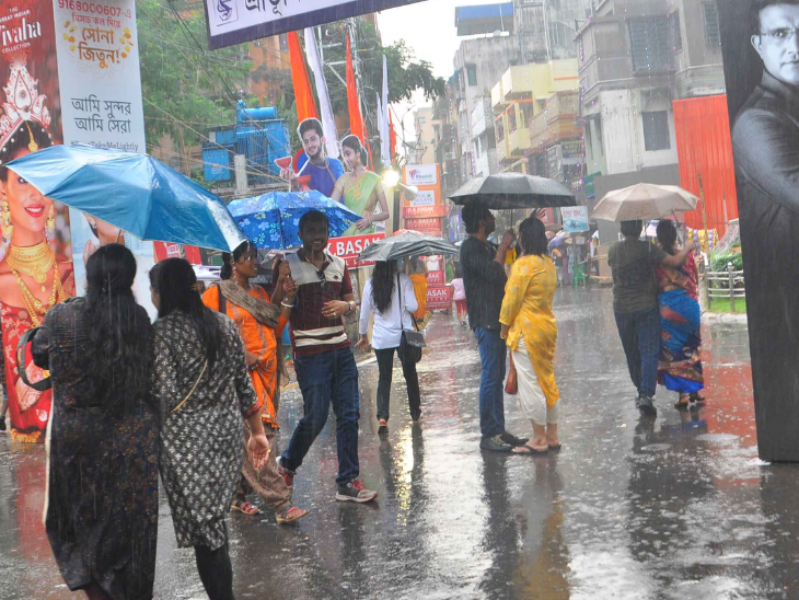 পুজোয় ছাতা-রেইনকোট সঙ্গী , মহালয়ার পর থেকেই দক্ষিণবঙ্গে টানা বৃষ্টির পূর্বাভাস