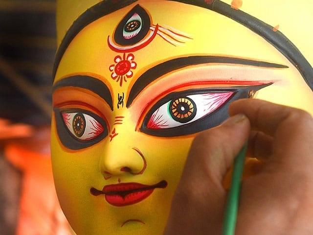 শেষ তুলির টানে চলছে মায়ের চক্ষুদান,  মহালয়ার বিশেষ তিথিতে সেজে উঠেছে দুর্গাপ্রতিমা