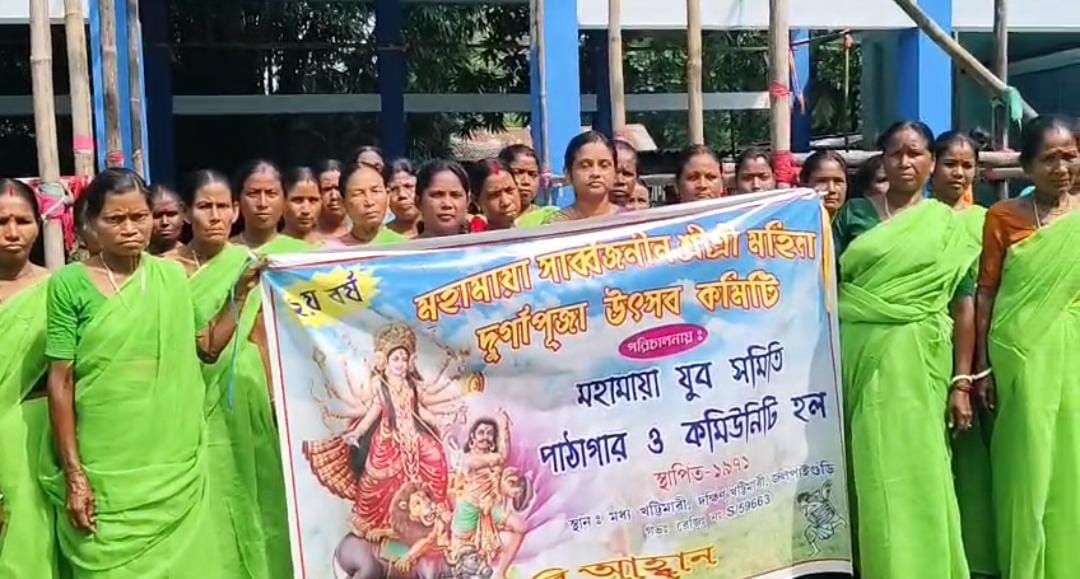 লক্ষী ভান্ডারের টাকা তুলে দেবী দুর্গার আরাধনা , বিশেষ নিবেদন রাজ্য সরকারের প্রকল্প