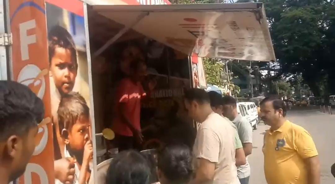মহালয়ার বিশেষ তিথিতে পথচলতিদের উদ্যেশ্যে মানবিক উদ্যোগ , অভুক্তদের খিদে মেটাল লায়ন্স ক্লাব