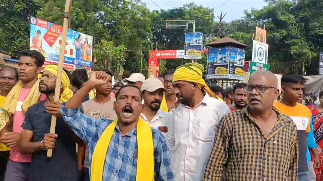 কুড়মিদের জনজাতি তালিকাভুক্তির দাবিতে উত্তপ্ত ঝাড়গ্রাম, ট্রেন বাতিলে চরম দুর্ভোগ