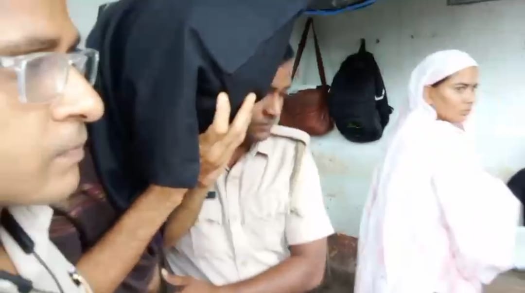 পচাগলা দেহ থেকে ডিএনএ মিলবে? , ছাত্রী ধর্ষণ খুনে অভিযুক্ত শিক্ষকের অদ্ভুত প্রশ্নে মামলা থেকে সরে দাঁড়ালেন আইনজীবী