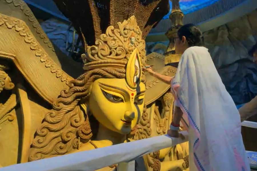 মহালয়ায় চেতলা অগ্রণীতে পুজোর উদ্বোধনে মমতা , প্রতিমার চোখ আঁকলেন মুখ্যমন্ত্রী