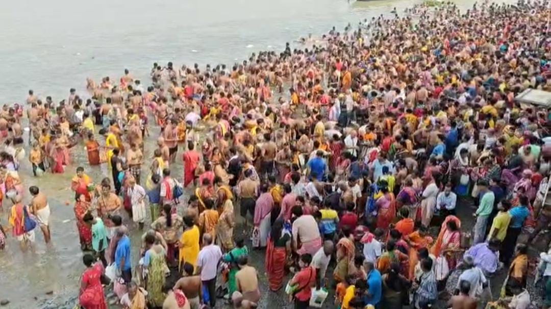 দেবীপক্ষের সূচনা , জেলায় জেলায় পিতৃপুরুষদের উদ্দেশ্যে তর্পণের ভিড়