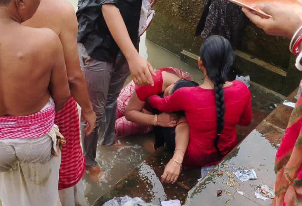 তর্পণ করতে গিয়ে গঙ্গায় ডুব , অল্পের জন্য প্রাণে বাঁচলো ৩ মহিলা