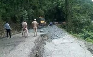 ১০ নম্বর জাতীয় সড়ক মেরামতির ৪৮ ঘণ্টার মধ্যে ফের ধস , আতঙ্কে নিত্যযাত্রীরা