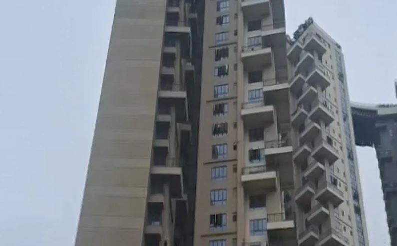 খাস কলকাতায় আবাসন থেকে ঝাঁপ তরুণীর , দুর্ঘটনা নাকি আত্মহত্যা তদন্তে পুলিশ