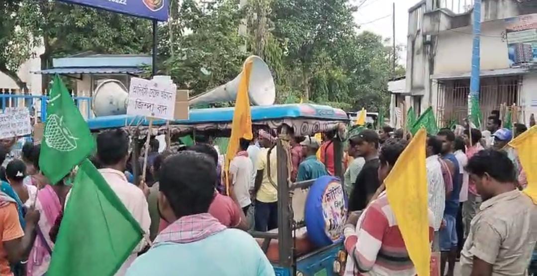 নাবালিকা ছাত্রীকে ধর্ষণকাণ্ডে উত্তাল মালদহ , থানা ঘিরে বিক্ষোভ আদিবাসীদের