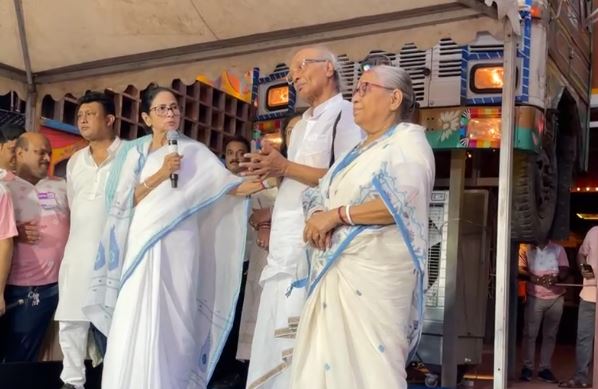 একটা ছেলে গেছে কিন্তু অনেক ছেলে আছে , বড়িশা ক্লাবে পুজোয় বিতান অধিকারীর পরিবারকে শান্তনা মুখ্যমন্ত্রীর