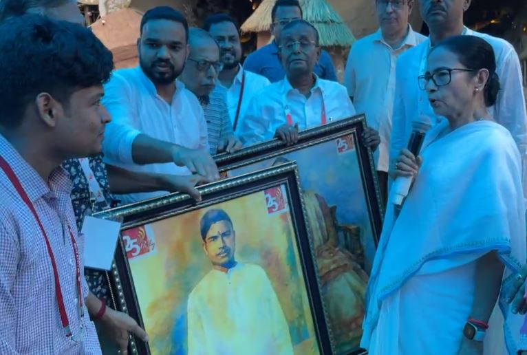 পরিবারকে নিয়ে প্রচার চাই না ,পুজো উদ্বোধনে বাবা-মায়ের ছবি ফিরিয়ে দিলেন মুখ্যমন্ত্রী