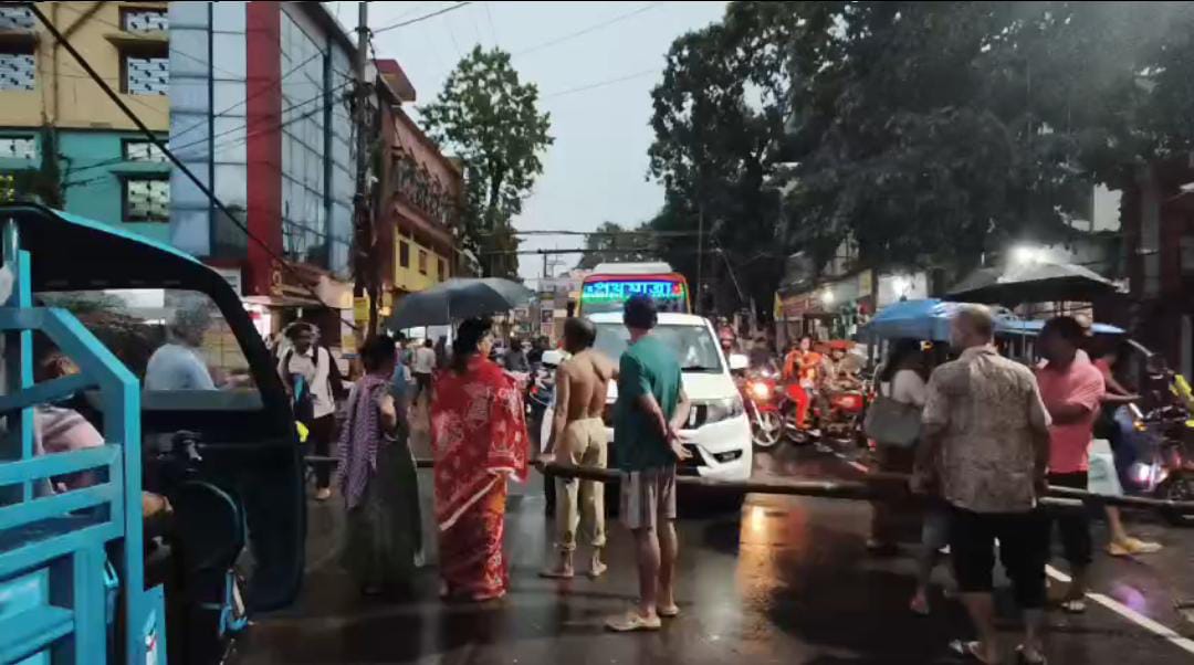 ঝাড়গ্রাম শহরে বেহাল নিকাশি ব্যবস্থা , স্থানীয়দের বিক্ষোভে উত্তাল ৫ নম্বর রাজ্য সড়ক