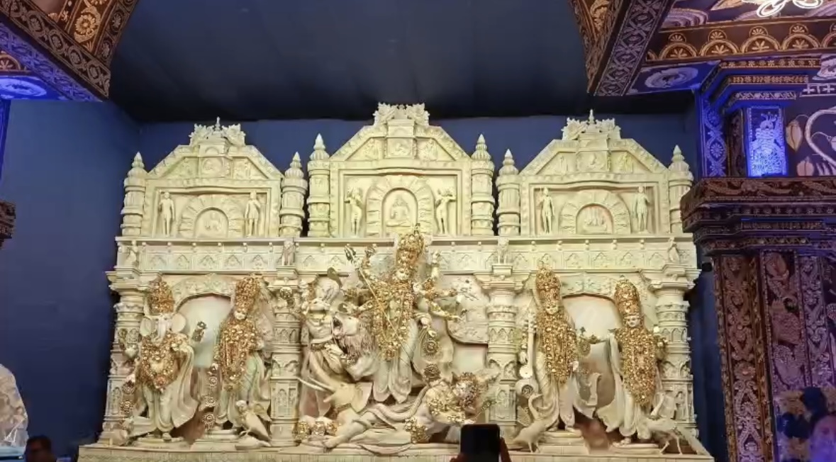 দুর্গাপুজোয় প্যাগোডা থিমে চমক, শেষ মুহূর্তের প্রস্তুতিতে জোর লুমিনাস ক্লাবে