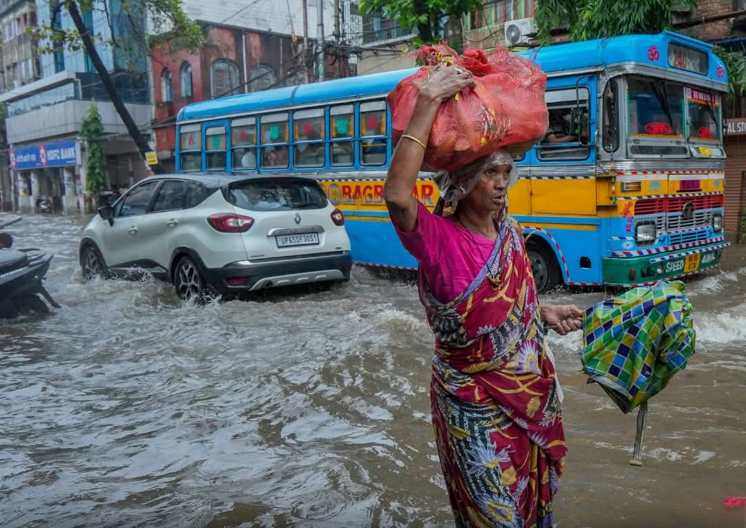 দুর্যোগের কলকাতা , জলমগ্ন রাস্তায় বিদ্যুৎস্পৃষ্ট হয়ে মৃত্যু ৪ জনের