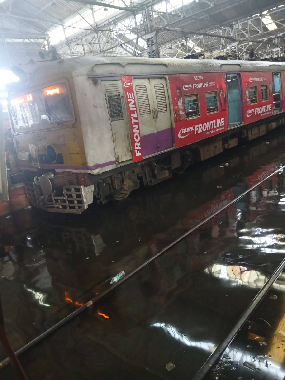 রাতভর বৃষ্টিতে রেলের ছন্দপতন, হাওড়া-শিয়ালদায় বিপর্যস্ত পরিষেবা