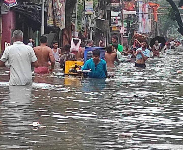 ঘরে তিন সন্তান , জলের তলায় সব্জি বোঝাই গাড়ি , কান্নায় ভেঙে পড়লেন বিক্রেতা