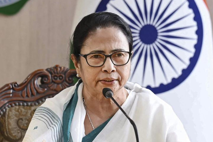 প্রাকৃতিক দূর্যোগে ব্যাহত জনজীবন , সরকারি স্কুলে পুজোর ছুটি ঘোষণা মুখ্যমন্ত্রীর