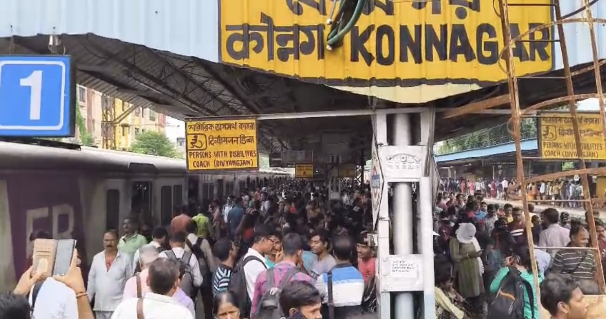 শহর ও গ্রামে যান চলাচল প্রায় বন্ধ, জলাবদ্ধতা ঘিরে চরম অস্বস্তি হুগলীতে