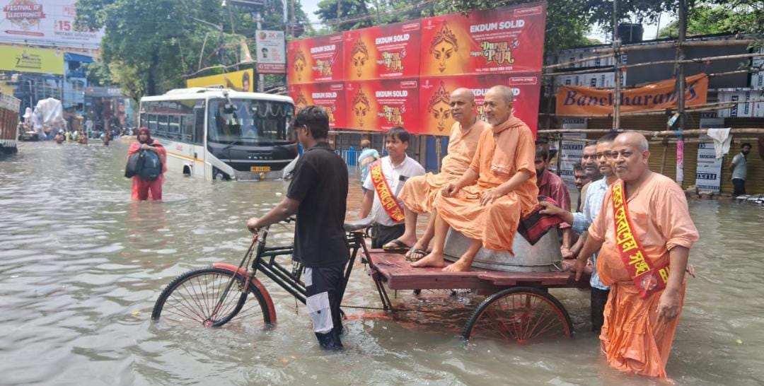 রেকর্ড বৃষ্টিতে জলের তলায় কলকাতা , বন্যাদুর্গতদের উদ্দেশ্যে মানবিক উদ্যোগ বালিগঞ্জ সেবাশ্রমের