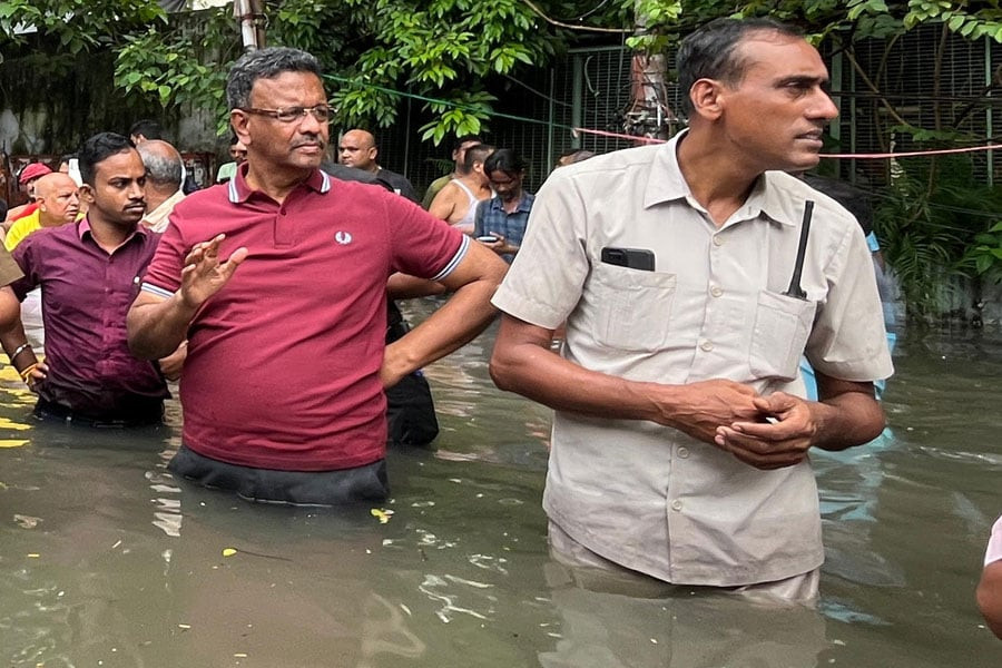 জলমগ্ন কলকাতায় নতুন বিপর্যয় , ম্যান্ডেভিলা গার্ডেনসে বিধ্বংসী অগ্নিকাণ্ড
