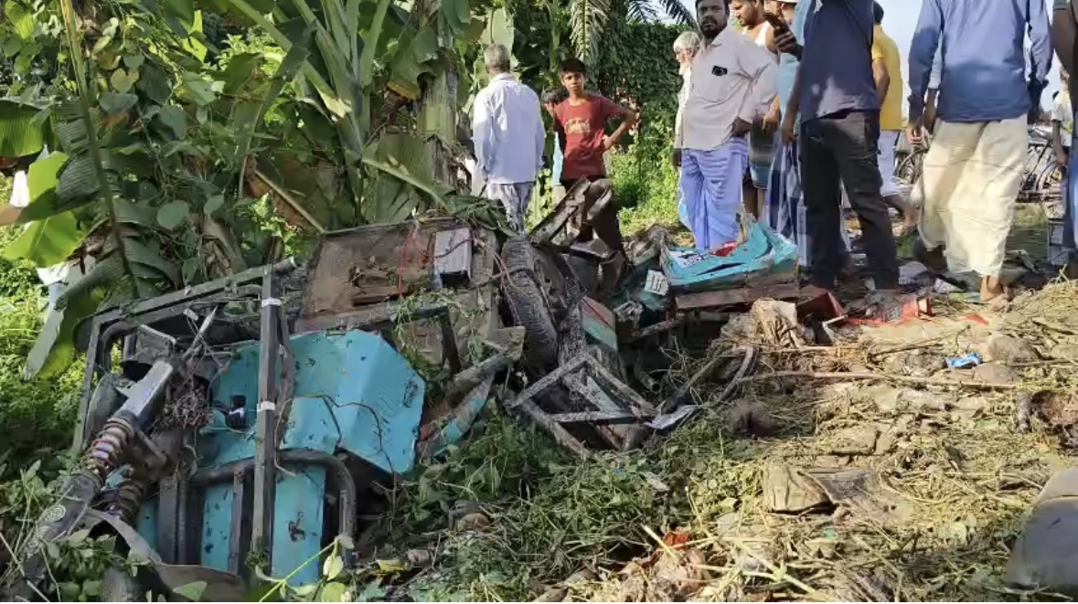ভোররাতের জাতীয় সড়কে তাণ্ডব, দ্রুতগতির গাড়ির ধাক্কায় টোটো উল্টে মৃত্যু ২, গুরুতর আহত ৪