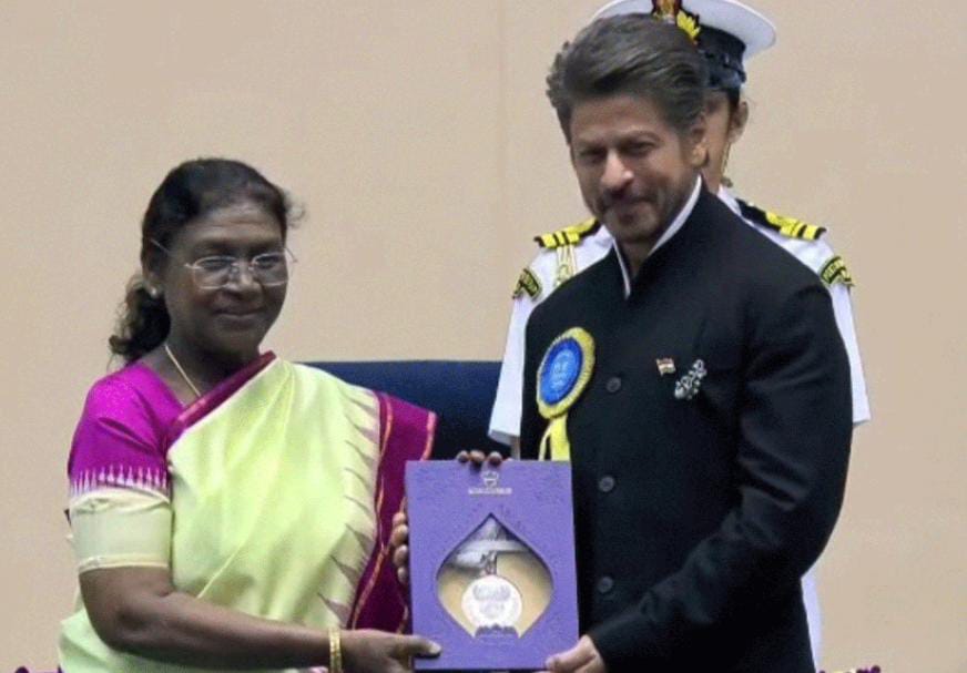 রাষ্ট্রপতির হাত থেকে বিশেষ সম্মান , প্রথমবার জাতীয় পুরস্কার হাতে শাহরুখ - রানী