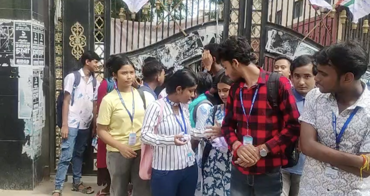 তৃণমূল ছাত্র পরিষদের সঙ্গে এসএফআইয়ের সংঘর্ষ , উত্তাল বালুরঘাট কলেজ