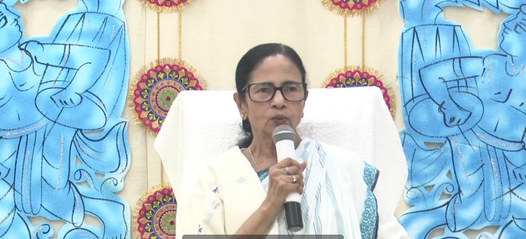 কলকাতায় জলবন্দি পরিস্থিতি, জেলার পুজোর ভার্চুয়াল উদ্বোধন করলেন মুখ্যমন্ত্রী