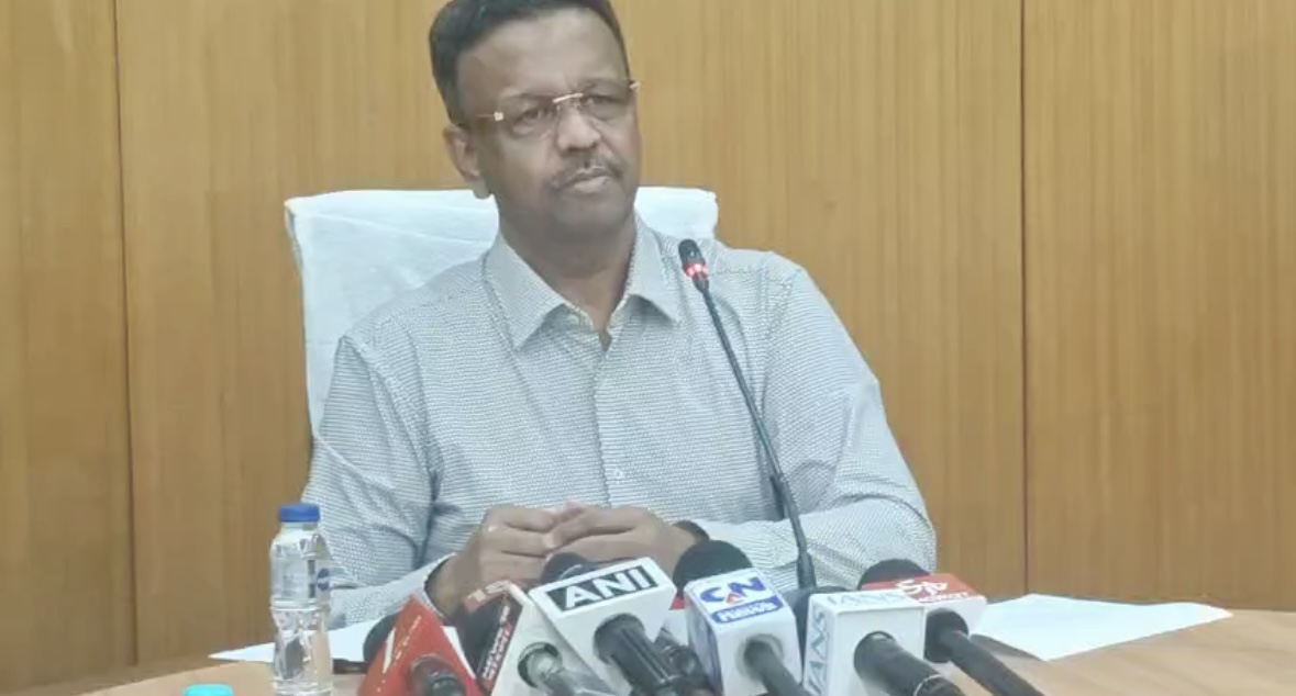 রেকর্ড বৃষ্টিতে জলমগ্ন কলকাতা , দ্রুত স্বাভাবিক করার আশ্বাস মেয়র ফিরহাদ হাকিমের