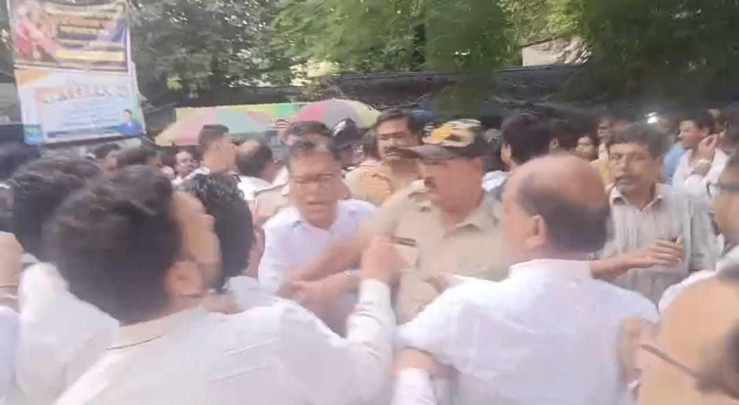 বারাসাত আদালত চত্বরে অশান্তি ,আইনজীবী - পুলিশ সংঘর্ষে উত্তাল পরিবেশ