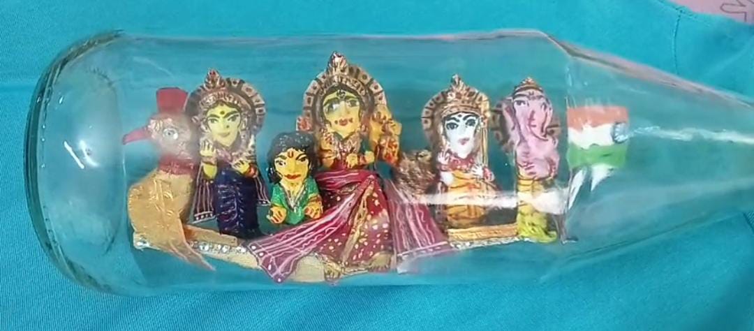 বোতল বন্দী দুর্গা প্রতিমার অভিনব সৃষ্টি , বিরল প্রতিভার অধিকারী বাঁকুড়ার ইন্দ্রনীল চট্টোপাধ্যায়