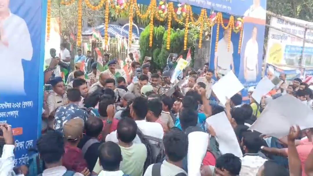 টেট উত্তীর্ণদের বিক্ষোভে অবরুদ্ধ জাতীয় সড়ক , চাকরিপ্রার্থীদের লাঠি পেটা করে হাঁটালো পুলিশ