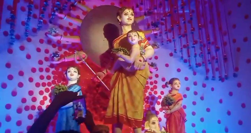 মেয়রের হাত ধরে দ্বিতীয়ায় উদ্বোধন ,  হায়দার স্পোর্টিং ক্লাবের দুর্গাপুজোর শুভ সূচনা