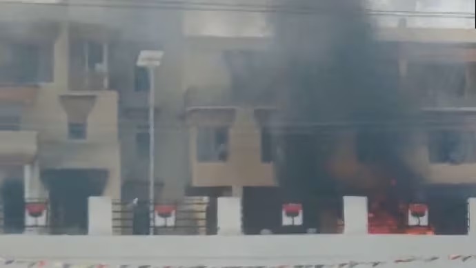 জ্বলছে পুলিশের গাড়ি, উত্তপ্ত লাদাখে মৃত ৪, আহত ৭০