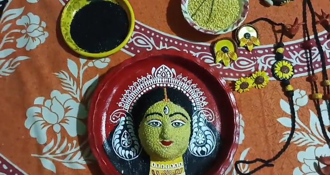 মাটির থালার ওপর দুর্গা মায়ের কলকা , বিশেষ প্রতিভায় নজর কাড়লেন কলেজ ছাত্রী
