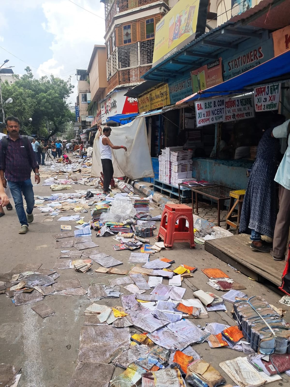 হাজার হাজার স্বপ্ন ভাসছে জলের তলায় , পুজোর মুখে সঙ্কটে বিক্রেতা সহ পড়ুয়ারা
