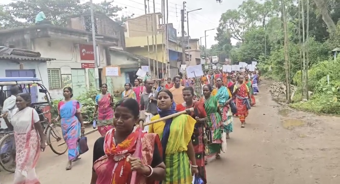 পাত্রসায়ে আদিবাসী ছাত্রীকে যৌন হেনস্থা, অভিযুক্তের শাস্তির দাবিতে থানার সামনে উত্তাল বিক্ষোভ