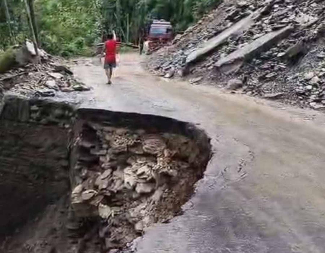 বেহাল অবস্থা ১০ নম্বর জাতীয় সড়কের , হোটেলবন্দী পর্যটকরা