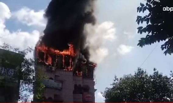 আনোয়ার শাহ রোডে হোটেলে আগুন, দাউদাউ করে জ্বলছে ছাদ