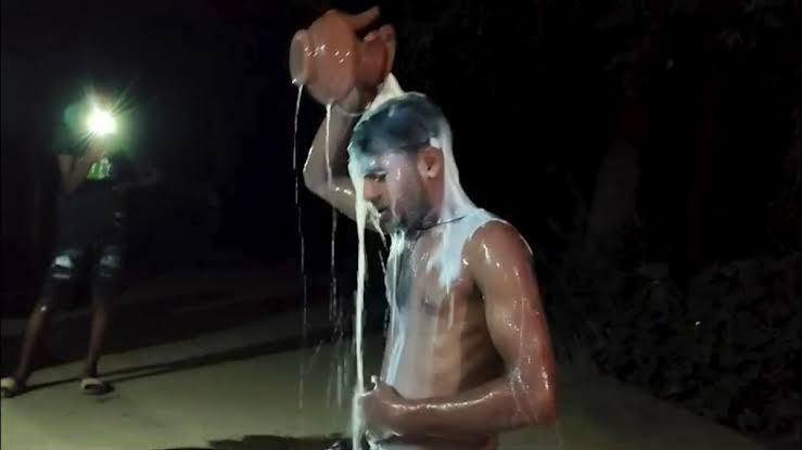 ডিভোর্সের আনন্দে দুধস্নান, প্রাক্তন স্ত্রীর বাড়ির সামনে অভাবনীয় কাণ্ড যুবকের