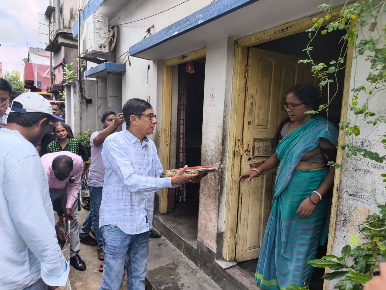 পুজোর মুখে মানবিক উদ্যোগ , দুয়ারে দুয়ারে বস্ত্র বিতরণ কাঞ্চনের