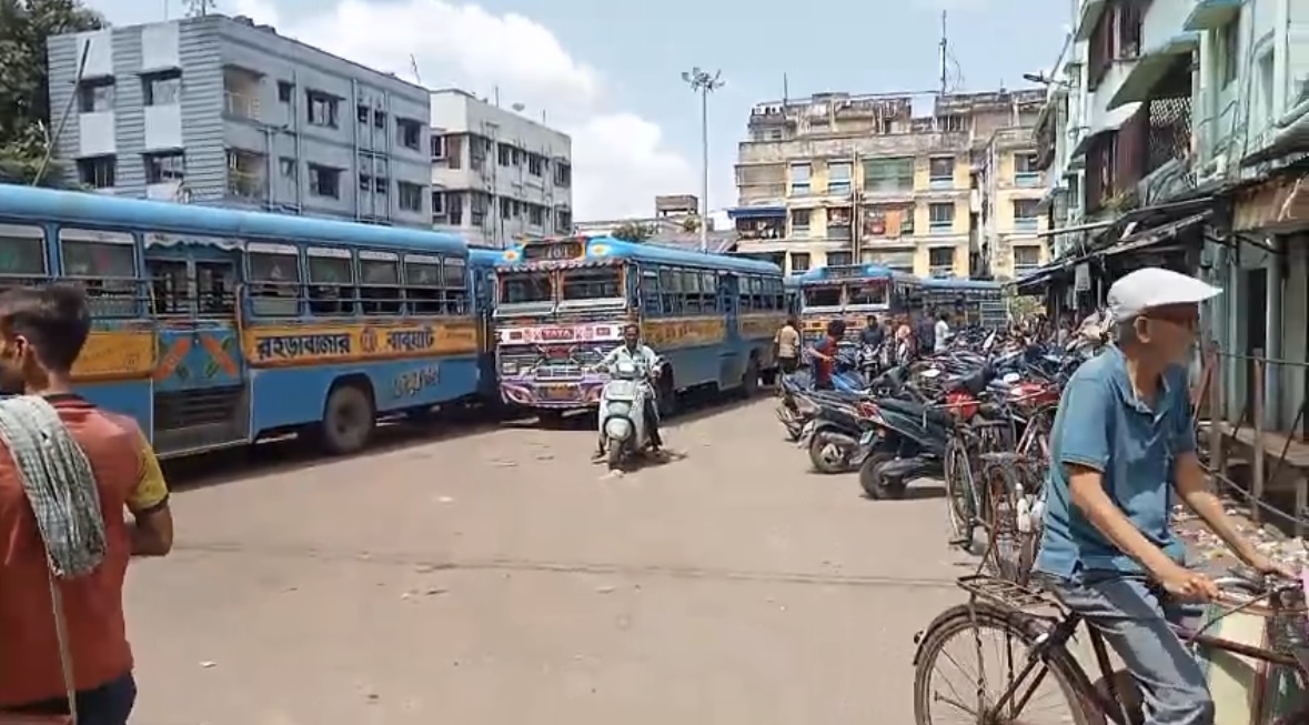 পুজোকে ঘিরে শহরে বাস মিনিবাসে অচলাবস্থা, চরম ভোগান্তিতে যাত্রীরা