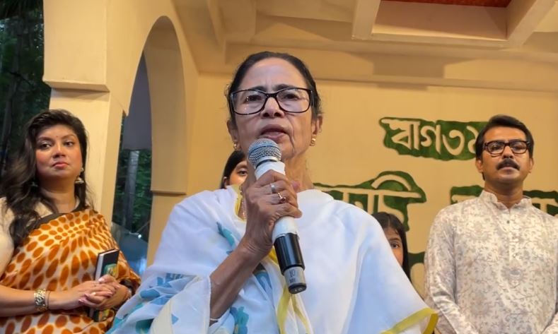 লন্ডনে জল জমলেও ১০ দিন থাকে , বিদেশের উদাহরণ টেনে পাল্টা আক্রমণ মমতার