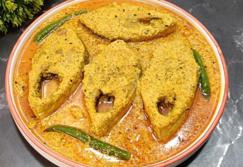 পুজোর ছুটিতে বানিয়ে ফেলুন তিল নারকেল ইলিশ