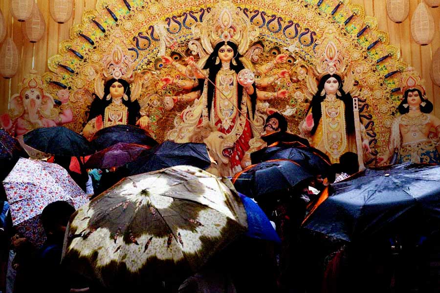 নতুন জামা ভুলুন , রেনকোট পরেই হোক এবারের প্যান্ডেল হপিং